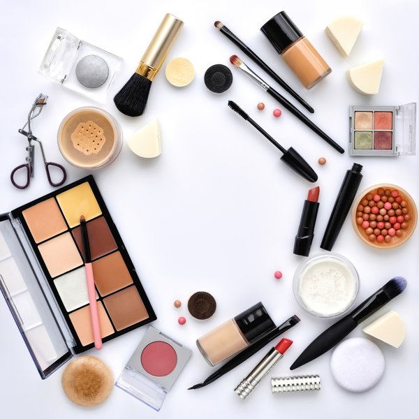Maquillage pour peau grasse : conseils, produits recommandés et astuces pour une application durable