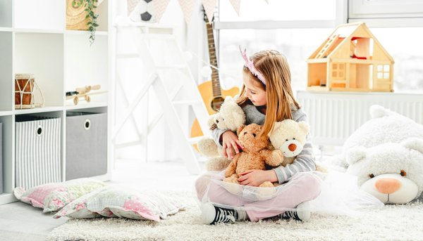 Cadeaux naissance : hochets et peluches pour éveiller bébé